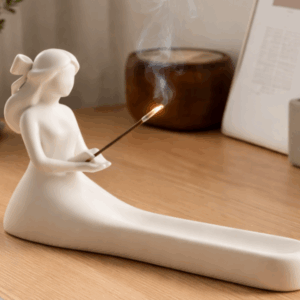 Incensário Minimalista com Figura Feminina Coquette: Delicadeza e Ritual