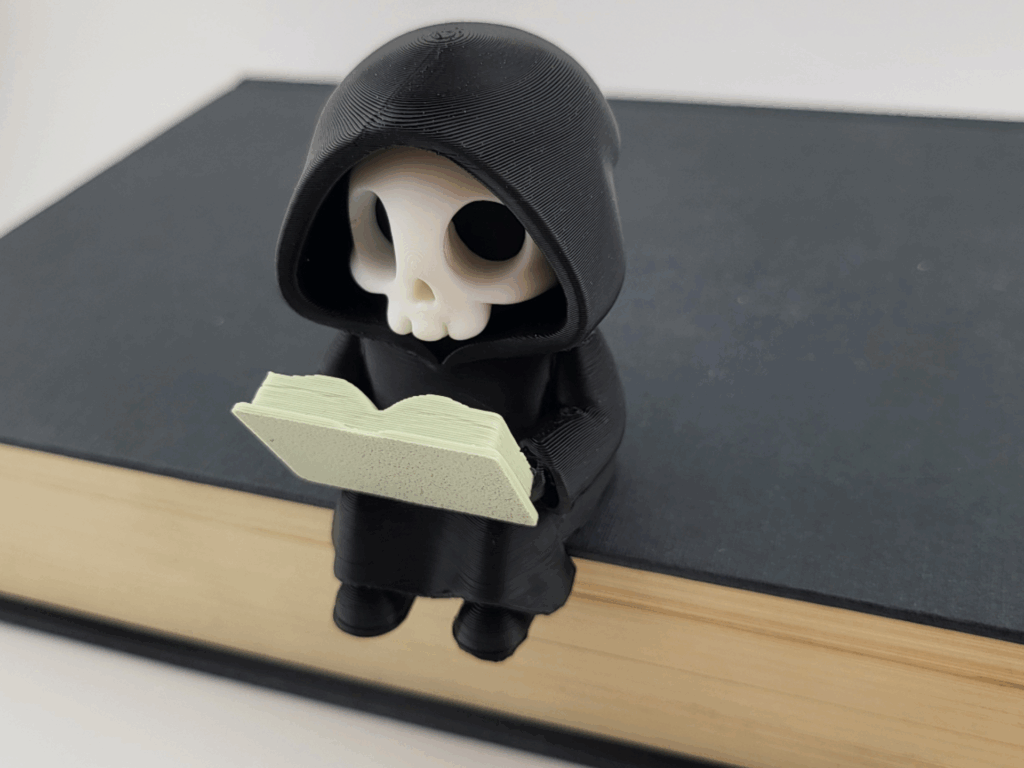 Mini Ceifador Lendo Livro: A Peça de Decoração Geek que sua Estante Precisa