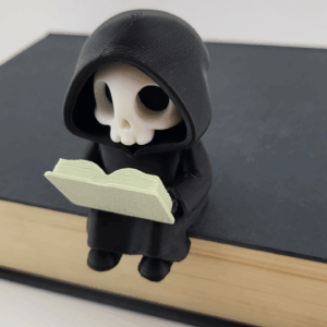 Mini Ceifador Lendo Livro: A Peça de Decoração Geek que sua Estante Precisa