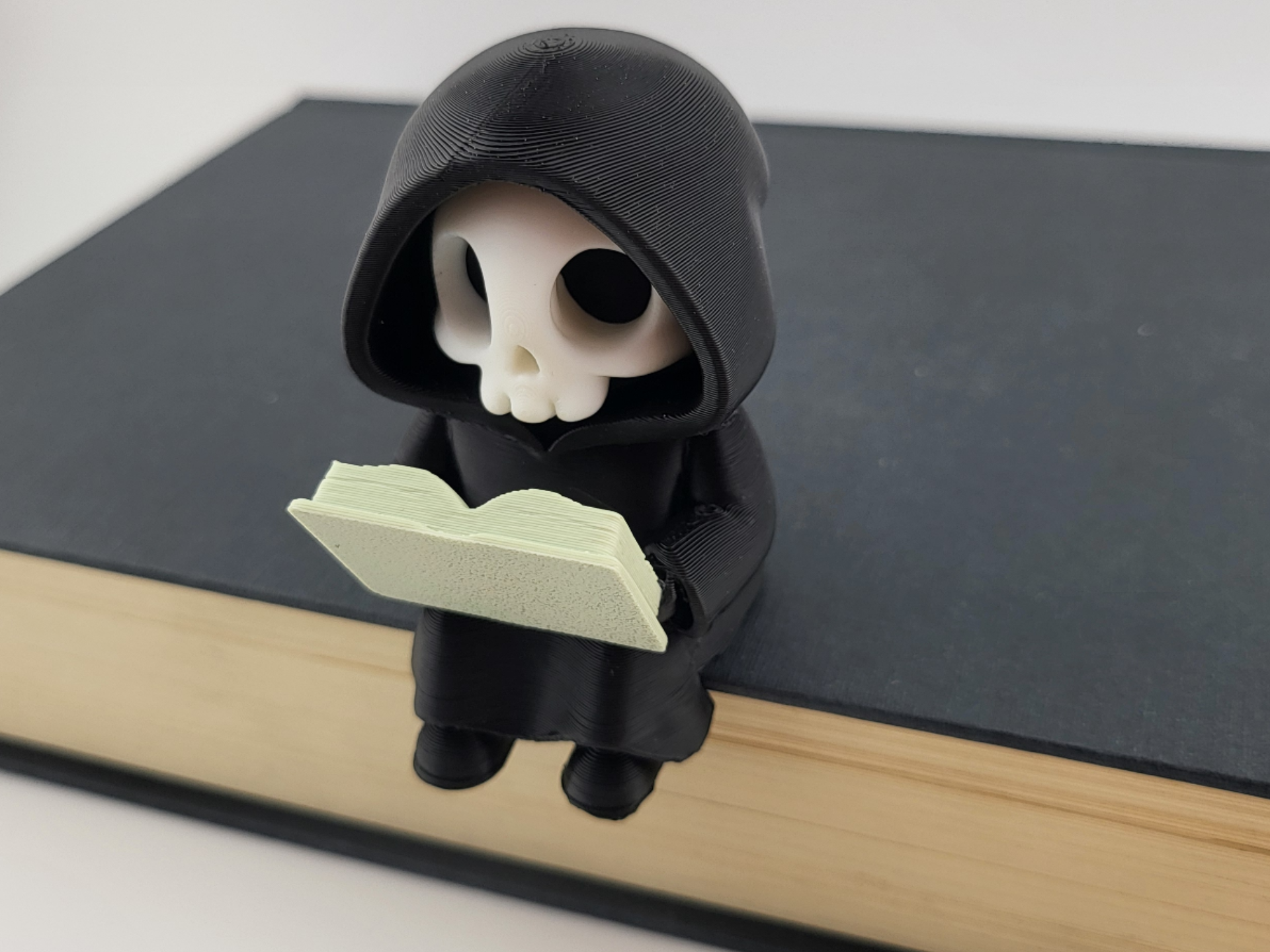 Mini Ceifador Lendo Livro: A Peça de Decoração Geek que sua Estante Precisa