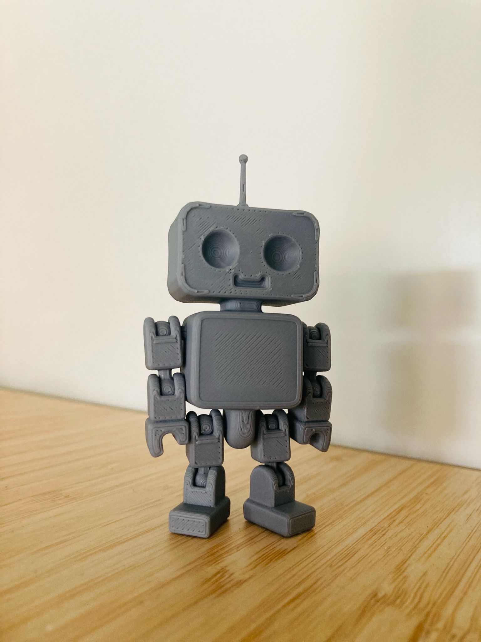 Robô Articulado Fofo: O Futuro da Decoração Geek na sua Mesa