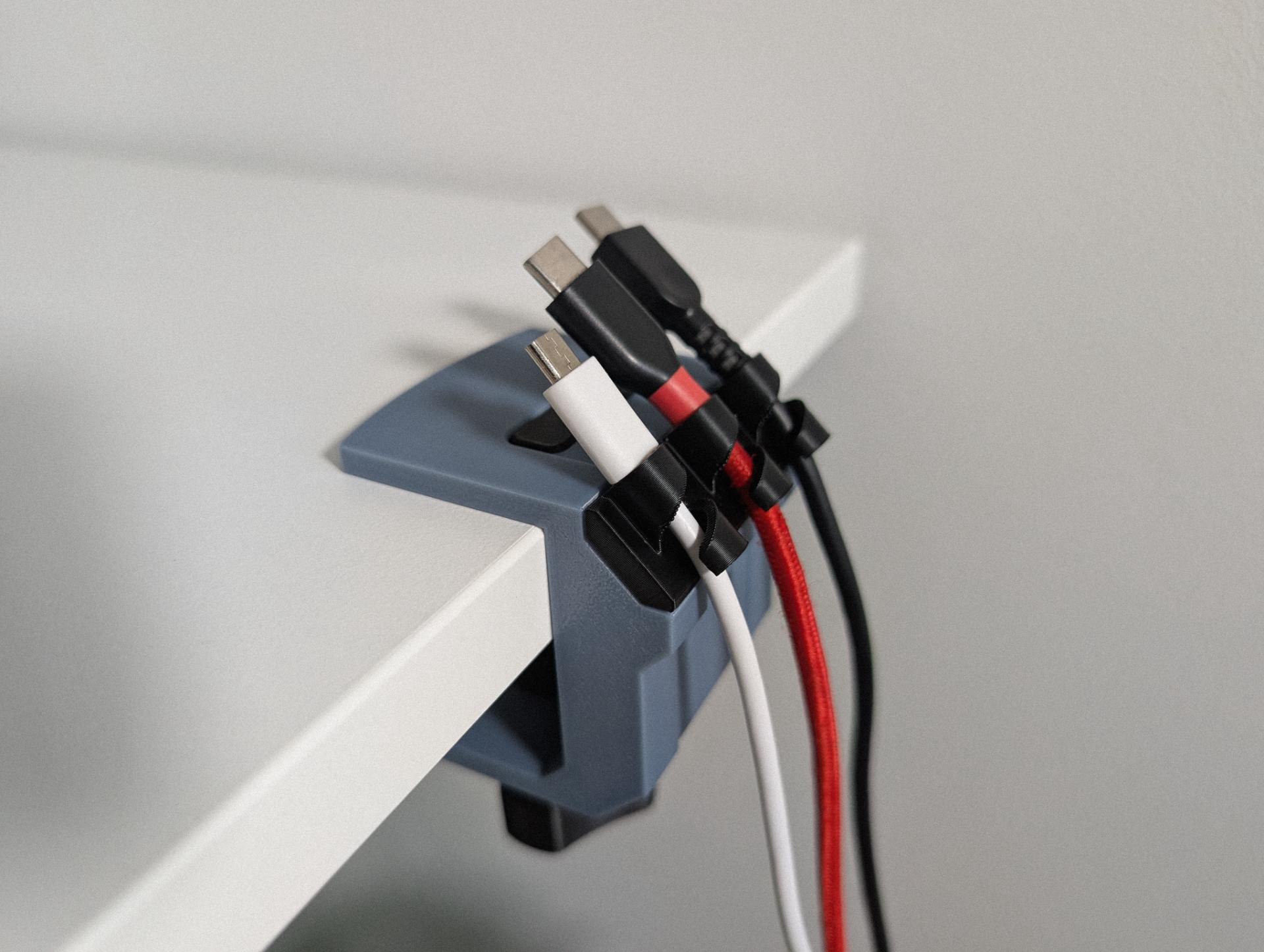 Suporte de Cabos com Braçadeira para Mesa: Organize seu Setup com Estilo